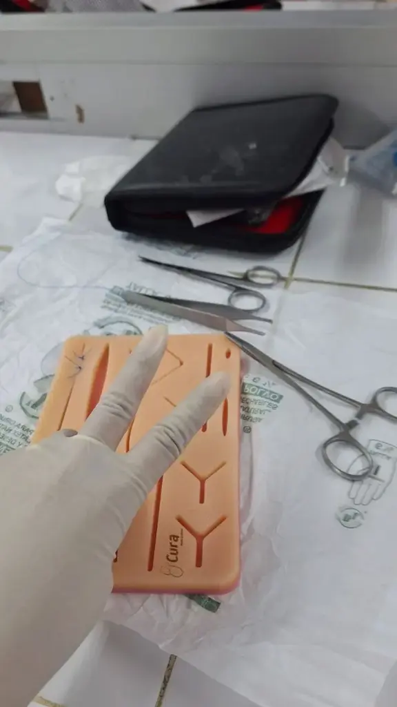 باكدج الخياطة مكون من ( Suture Pad - Holder- خيط وابرة جراحية - مشرط جراحي )