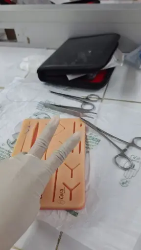 باكدج الخياطة مكون من ( Suture Pad - Holder- خيط وابرة جراحية - مشرط جراحي )